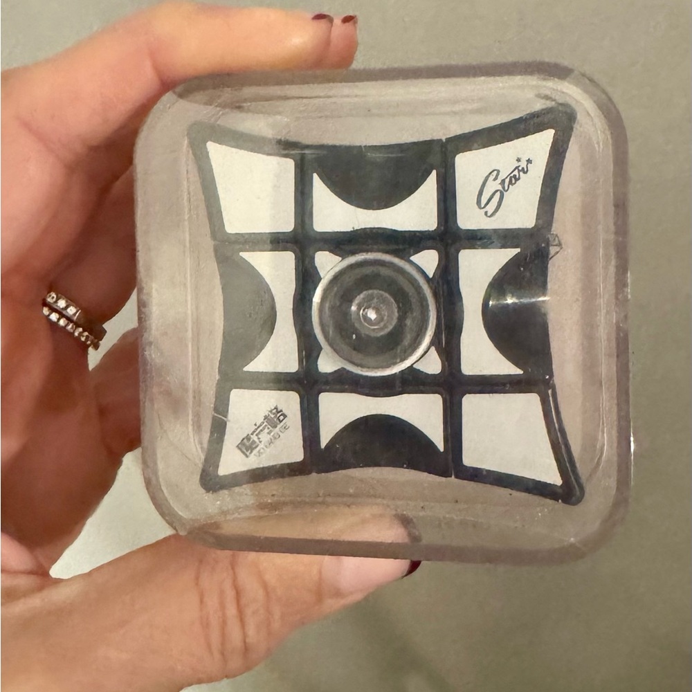 Sari Black and White Cube Puzzle